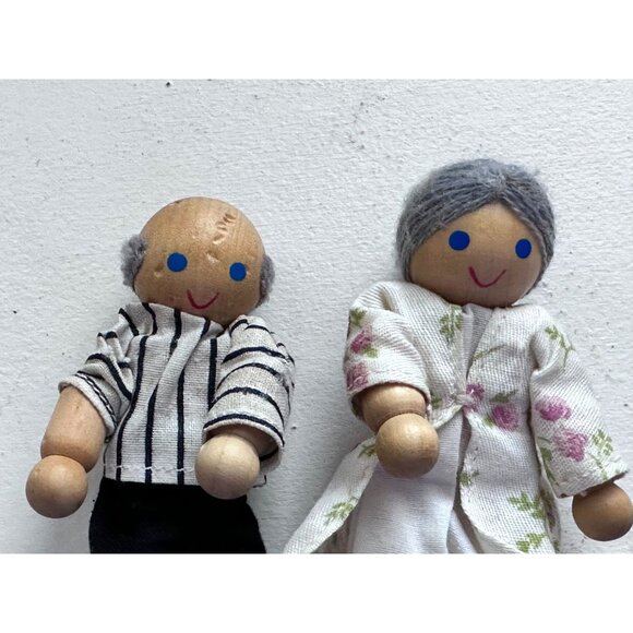 Ryan's Room Wooden Dollhouse Miniature Grandpa Grandma Daughter Figurines - Picture 2 of 9